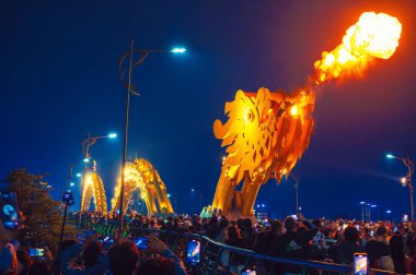 Ejderha Köprüsü 'ndeki ateş gösterisi, Da Nang' daki ünlü köprü. Da Nang, Vietnam, 30 Kasım 2024