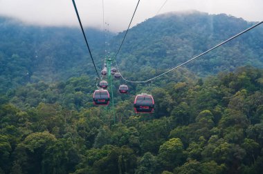Vietnam ormanlarındaki dağlarda, Ba Na Hills Parkı 'nda yaz aylarında teleferiğe binen Cabanas. Da Nang, Vietnam - 30 Kasım 2024