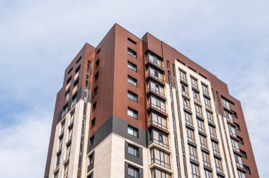 Modern ve yeni bir yerleşim yeri. Gökyüzüne karşı çok katlı, modern, yeni ve şık konutlar..