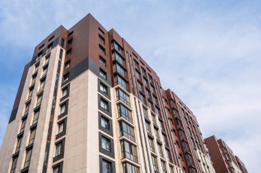 Gökyüzüne karşı yeni bir apartmanın cephesi