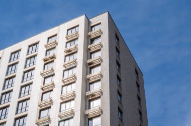 Çok katlı bir apartman. Şehirde yeni bir yerleşim yeri.