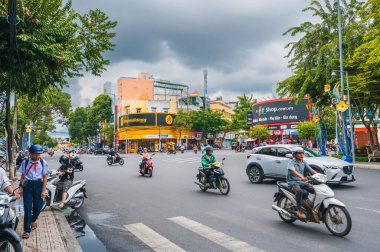 Nha Trang şehrinin kenti. Yoğun trafik yolunda bir sürü motosikletli var. Gündüz yoğun trafik sıkışıklığı var. Nha Trang, Vietnam - 4 Kasım 2024.