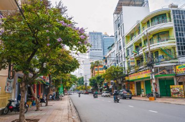 Asya 'da motosikletlerle dolu işlek bir cadde şehir yaşam tarzını, dinamik Vietnam şehir kültürünü gözler önüne seriyor. Nha Trang, Vietnam - 4 Kasım 2024