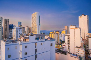 Çatıdan Asya tatil köyüne akşam manzarası. Nha Trang, Vietnam - 11 Kasım 2024.