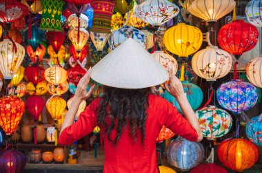 Tet 'te tatilde olan güzel beyaz bir turist. Vietnam 'da Çin Yeni Yıl Baharı.