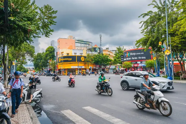 Nha Trang şehrinin kenti. Yoğun trafik yolunda bir sürü motosikletli var. Gündüz yoğun trafik sıkışıklığı var. Nha Trang, Vietnam - 4 Kasım 2024.