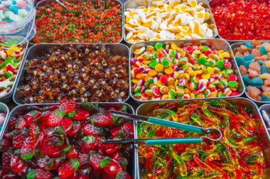 Çok renkli marmelat, pastanede ağırlıkla şeker..