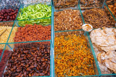 Vietnam 'daki Asya pazarının tezgahında kurutulmuş balık, deniz ürünleri ve tatlı kurutulmuş meyveler..