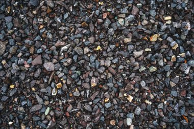 Ezilmiş granit çakıllarının koyu arkaplanı.