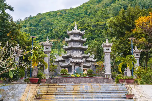 Asya 'daki bir Budist tapınağı manzarası.