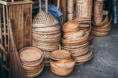 Nha Trang 'daki açık hava pazarında saman ve doğal liften yapılmış el yapımı geleneksel Asya sepetleri..