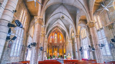 Bir ortaçağ Katolik kilisesinin içi..