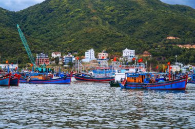 Vietnamlı balıkçı tekneleri ve denizcilerle birlikte Asya 'daki balıkçı limanında. Nha Trang, Vietnam - 17 Mart 2025