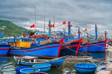 Nha Trang 'daki deniz kıyısındaki balıkçı limanında geleneksel Vietnam balıkçı tekneleri, gemiler ve gemiler görülüyor.