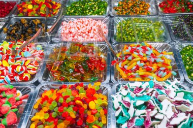 Çok renkli marmelat, pastanede ağırlıkla şeker..