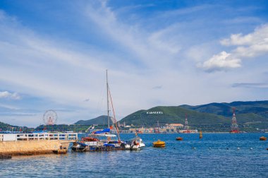 Denizde Vietnamlı teknelerin olduğu bir manzara ve Vinper Adası manzarası.