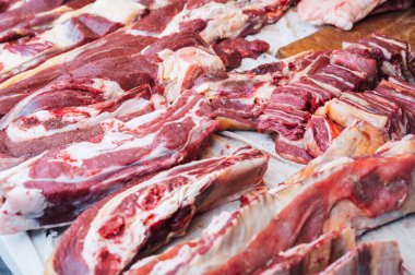 Et tezgahta. Çiğ et ve biftek seçimi