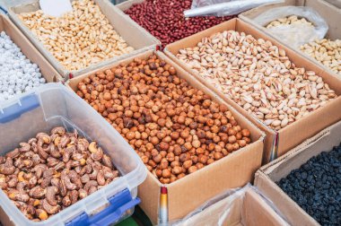 Fındık çeşitleri ve kurutulmuş meyveler toptancıda tezgahta. Sağlıklı beslenme, vegan tatlılar