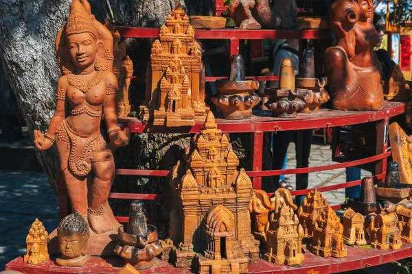 Vietnam 'ın Nha Trang kentindeki Po Nagar Cham kulelerinde Budist kil heykelcikleri ve seramik kaplar.