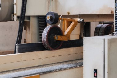 Mobilya fabrikasında ahşap işleme makinesi ya da birimi.