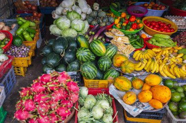 Taze tropikal meyvelerle yerel Asya pazarı. Vietnam, Nha Trang - 3 Aralık 2024