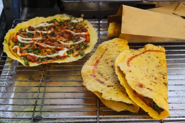 Banh Xeo. Sokak pazarında yumurtalı sosis ve soslu ızgara Vietnamlı krep..