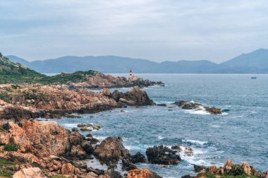 Deniz feneri Hai Dang Ganh Dang Phuyen, Vietnam 'da bir uçurumun kenarında.