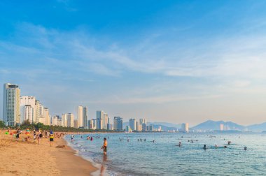 Nha Trang City Beach, Vietnam 'ın Nha Trang şehrinin merkezinde yer alan bir plajdır. Nha Trang, Vietnam - 23 Nisan 2025.