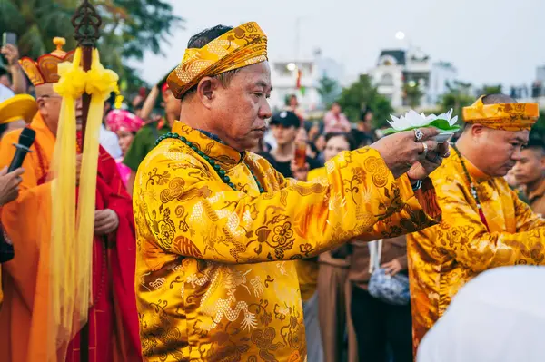 Budist festivalinde Tanrıça Ponagar onuruna Cham halkı tarafından suya yüzen nilüfer şeklinde bir el feneri fırlatılıyor. NHA Trang, Vietnam - 17 Nisan 2025.