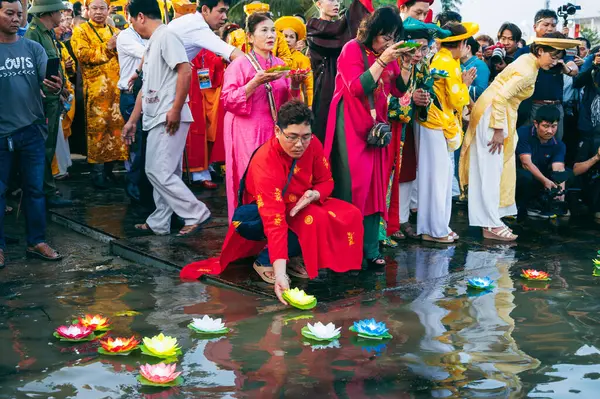Budist festivalinde Tanrıça Ponagar onuruna Cham halkı tarafından suya yüzen nilüfer şeklinde bir el feneri fırlatılıyor. NHA Trang, Vietnam - 17 Nisan 2025.