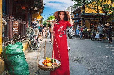 Vietnam 'daki Hoi An antik şehrinde, Vietnamlı bir kadın meyve sepeti taşıyor. Hoi An, Vietnam - 1 Aralık 2024
