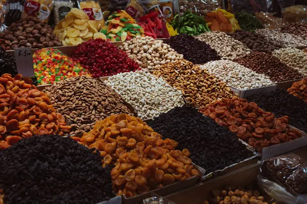 Doğu pazarında kurumuş meyveler. Doğuya özgü çeşitli tatlılar. Yakın plan.
