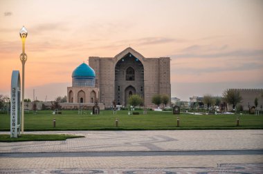 Türkistan, Kazakistan - Nisan 06, 2023. Kazak şehri Türkistan 'daki Khoja Akhmet Yassavi' nin ünlü ortaçağ mozolesi Türk dünyasının kalbidir..
