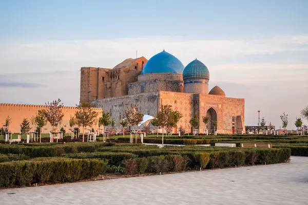 Türkistan, Kazakistan - Nisan 06, 2023. Kazak şehri Türkistan 'daki Khoja Akhmet Yassavi' nin ünlü ortaçağ mozolesi Türk dünyasının kalbidir..