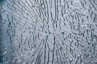 Saydam cam, çok sayıda parçaya bölünmüş. Bir sürü çatlak ve kırık parçası olan bir cam parçası..