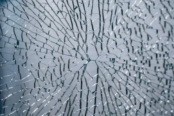 Saydam cam, çok sayıda parçaya bölünmüş. Bir sürü çatlak ve kırık parçası olan bir cam parçası..