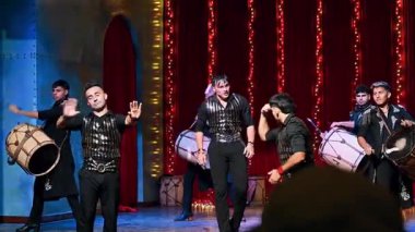 Eksantrik bir Türk, sirk sanatçısı, bir gösteride taşaklarıyla ip cambazlığı yapıyor. DA Nang, Vietnam - 30 Kasım 2024