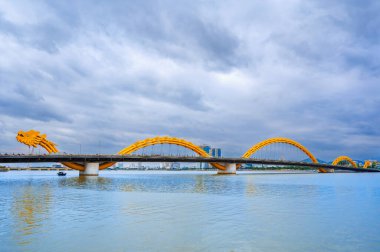 Dragon River Köprüsü Rong Köprüsü Güzel bulutlu bir günde