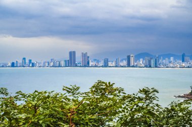 Da Nang şehrinin havadan görünüşü, Vietnam. Son Tra yarımadasında şehir manzarası.