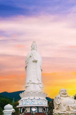 Vietnam 'da yazın Vietnam' daki Linh Nga Pagoda 'da Da Nang' da Buda 'nın büyük beyaz heykeli.