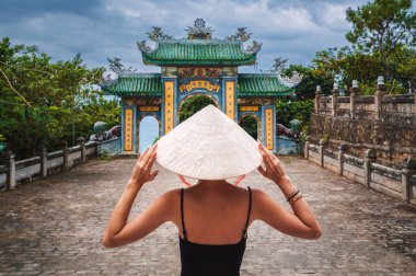 Linh Ung Pagoda Tapınağı 'nı ziyaret eden kadın gezgin, Çince' den tercüme ediliyor. Vietnam şapkalı turist Da Nang şehrinde seyahat ediyor.