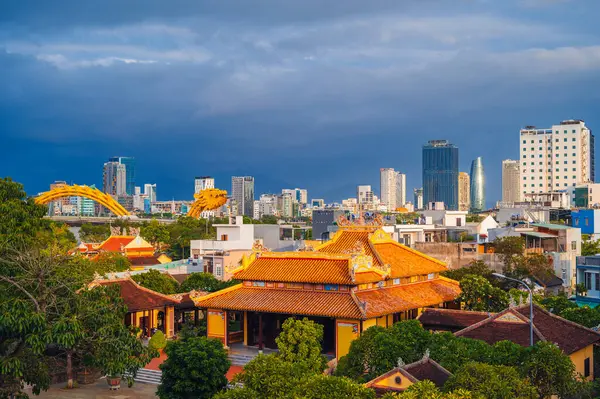 Da Nang şehir merkezi ve Ejderha köprüsünün panoramik görüntüsü. Da Nang Vietnam 'ın dördüncü büyük şehridir..