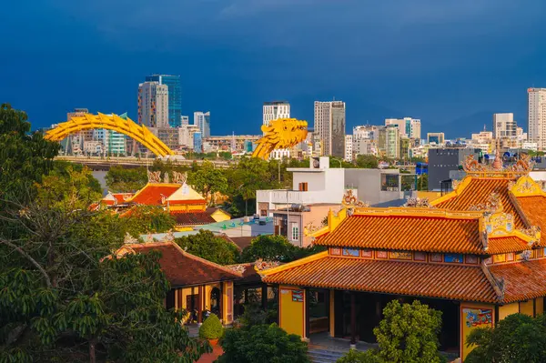 Da Nang şehir merkezi ve Ejderha köprüsünün panoramik görüntüsü. Da Nang Vietnam 'ın dördüncü büyük şehridir..