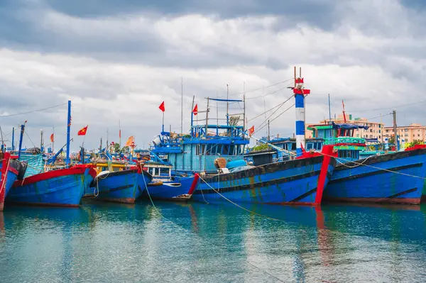 Vietnam, Da Nang 'da canlı yüzen köy ve balıkçı limanı..