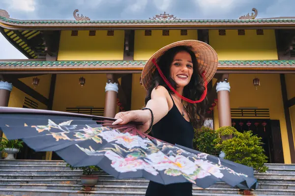 Vietnam Non La şapkalı bir turist ve arka planda Da Nang 'daki Linh Ung pagoda' nın güzel manzaralarının resmedilmiş bir hayranı.
