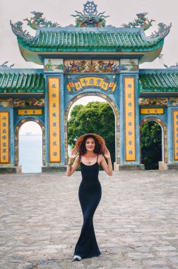 Linh Ung Pagoda Tapınağı 'nı ziyaret eden kadın gezgin, Çince' den tercüme ediliyor. Vietnam şapkalı turist Da Nang şehrinde seyahat ediyor.