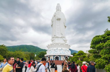 Vietnam 'daki Linh Nga Pagoda' da yaz aylarında Asya 'da bulunan Da Nang' da Buda 'nın büyük beyaz bir heykeli. Da Nang, Vietnam - 30 Kasım 2024.