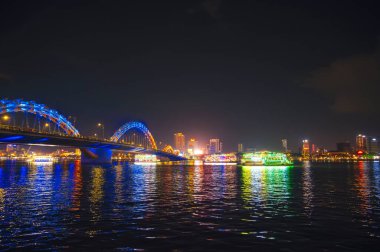 Da Nang 'daki gece manzarası, Ejderha Köprüsü manzarası. Vietnam, Da Nang - 29 Kasım 2024