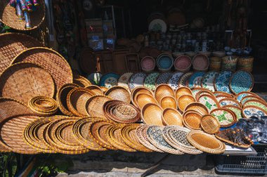 Asya pazarında el yapımı ahşap sofra takımı. Vietnam, Hoi An - 1 Aralık 2024