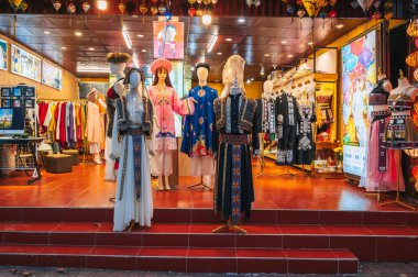 Asyalıların eski geleneksel folklor kostümleri satışa sunuldu. Vietnam, Hoi An - 1 Aralık 2024